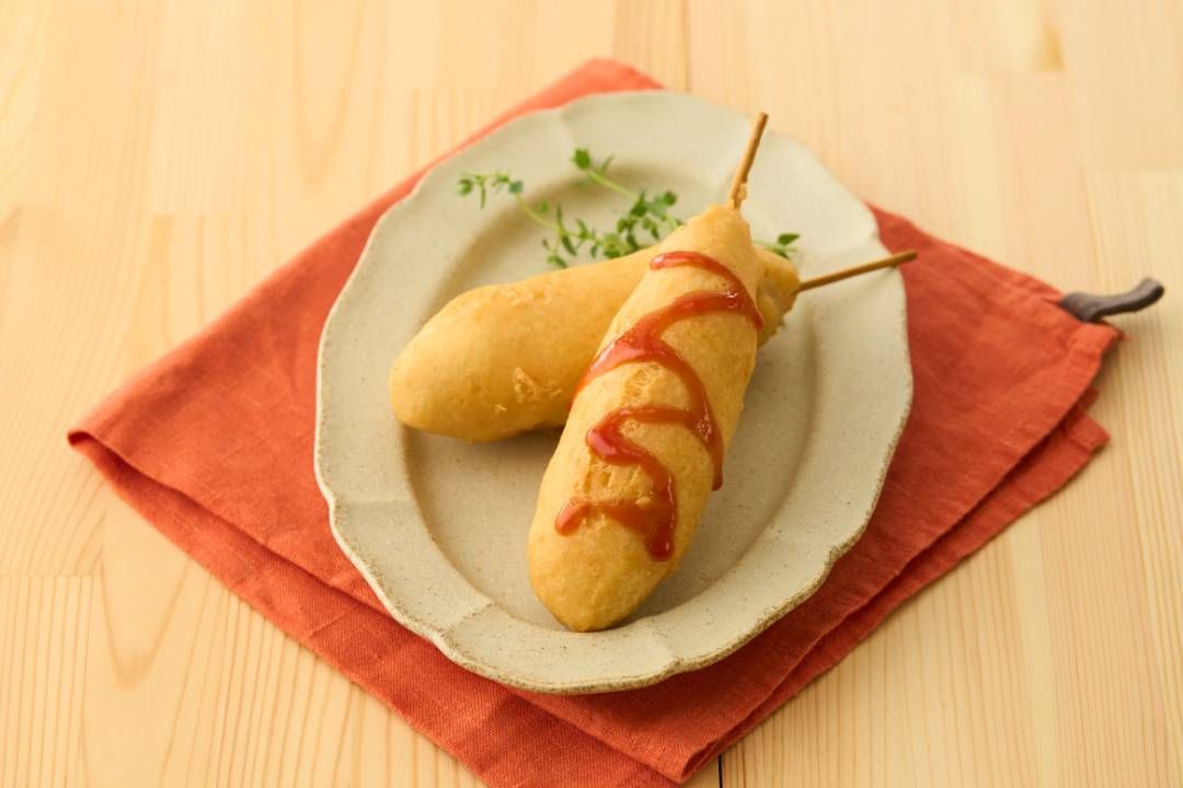 器に盛られた米粉のアメリカンチーズドッグ