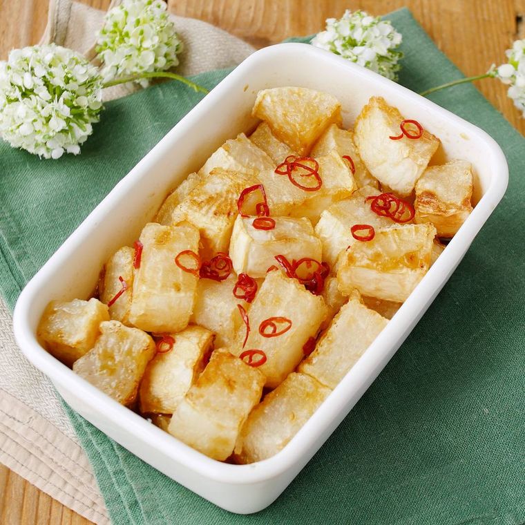 白い容器に盛られた大根の南蛮漬け