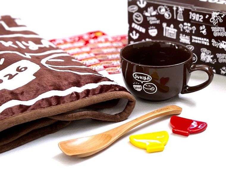 すき家SMILE BOX 2026の中身を並べた様子