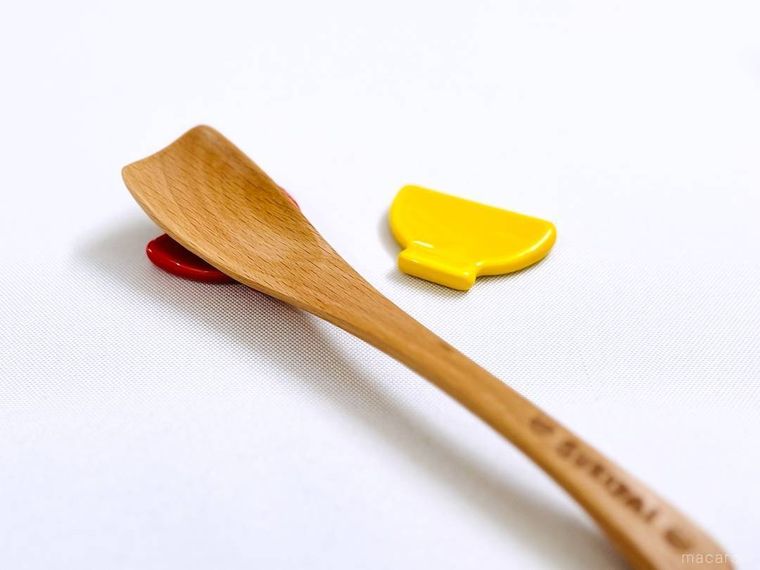 どんぶり箸置きに木製マルチスプーンを置いた様子