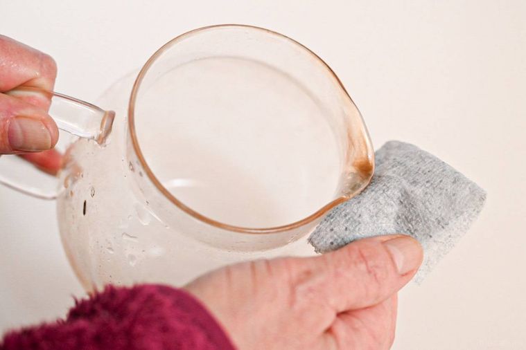 水回りの汚れ用 掃除シートで汚れを落としている急須