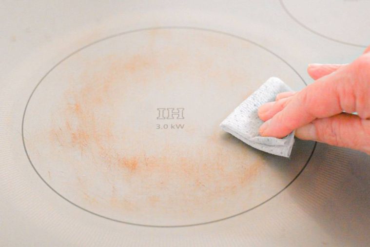 水回りの汚れ用 掃除シートで掃除しているIHクッキングヒーター