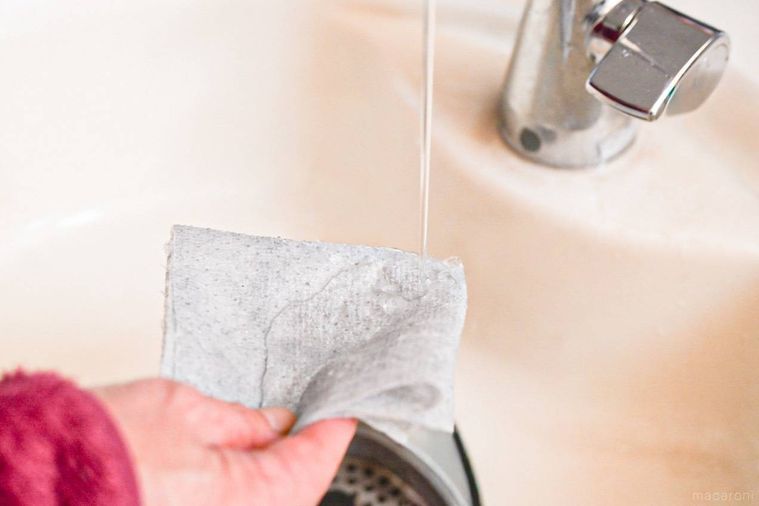 水回りの汚れ用 掃除シートを濡らしているところ