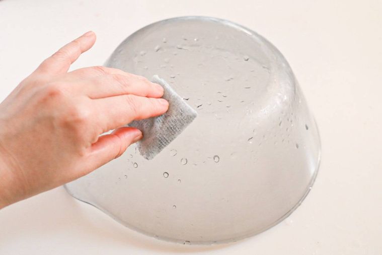 水回りの汚れ用 掃除シートで掃除している洗面器