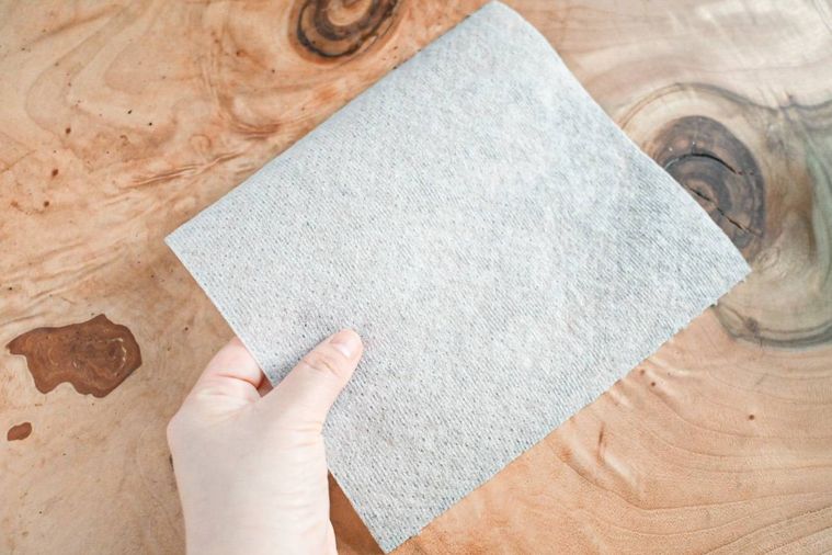 手に持った水回りの汚れ用 掃除シート