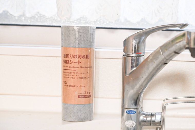 キッチンに立ててある水回りの汚れ用 掃除シート