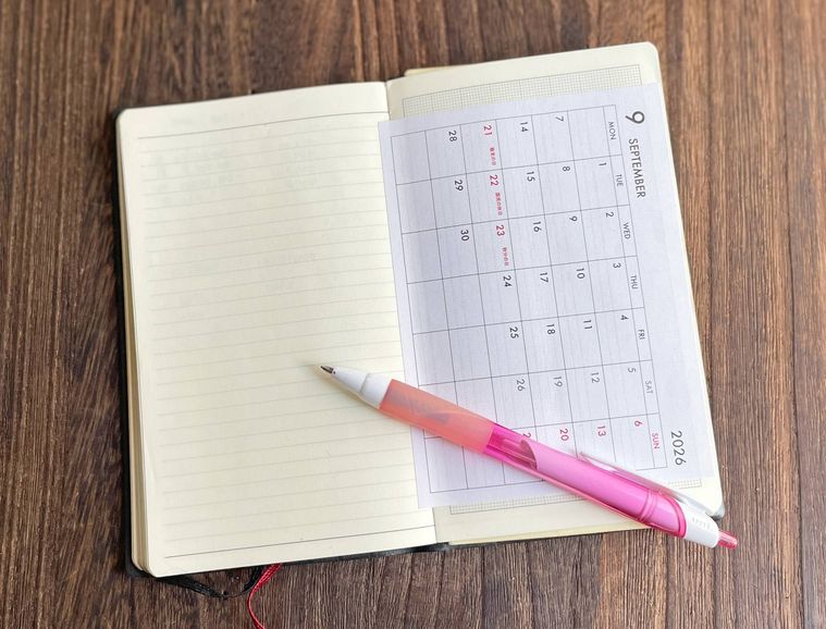 カレンダーシールを貼った手帳