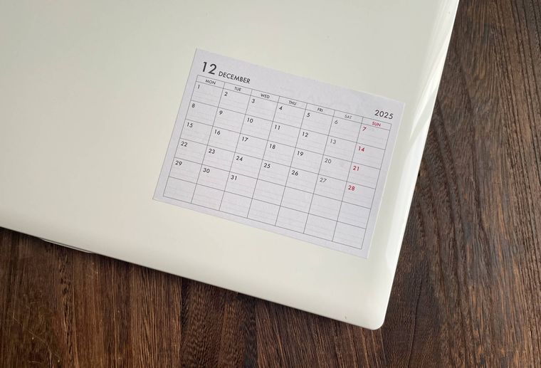 ノートPCに貼り付けたカレンダーシール