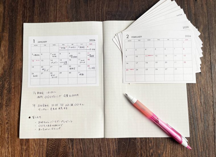 カレンダーシールを貼り付けたノート