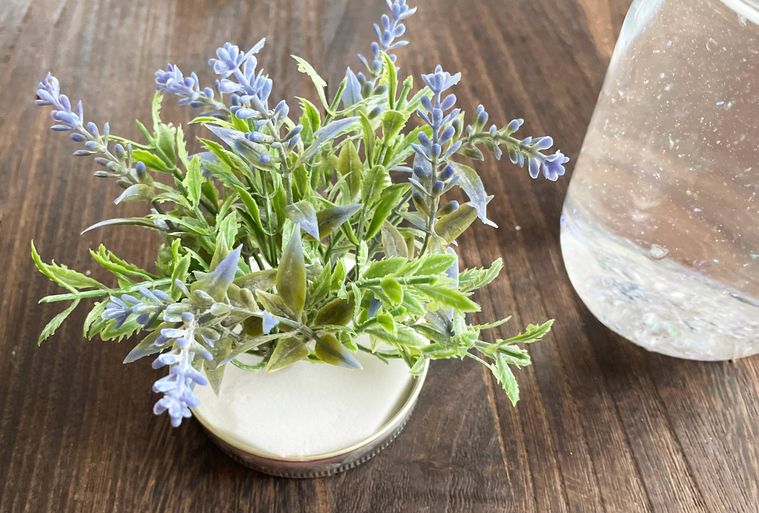 瓶のフタに増加を取り付けている様子