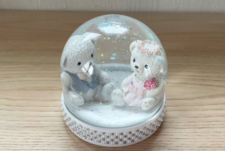 くまのフィギュアを入れた手作りのスノードーム