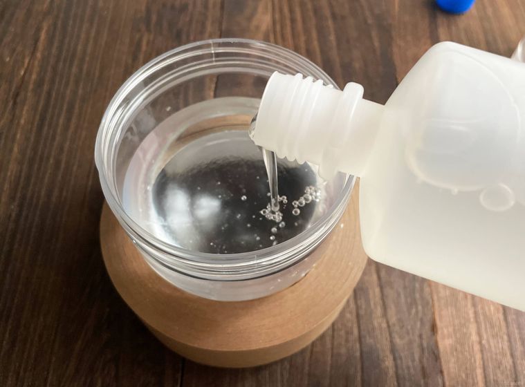 水を入れた容器に洗濯のりを入れている