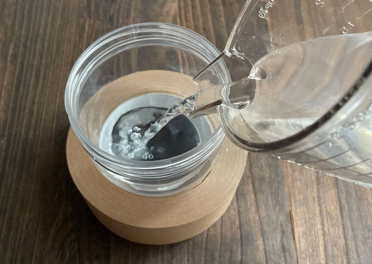 容器に水を入れている様子