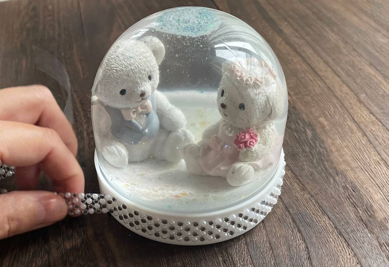 スノードームの土台をテープで装飾中