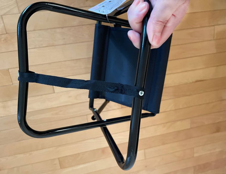 ダイソー背もたれ付レジャー椅子を底から見た図