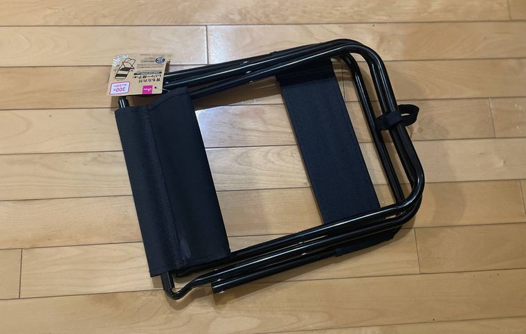 たたんだ状態の背もたれ付レジャー椅子