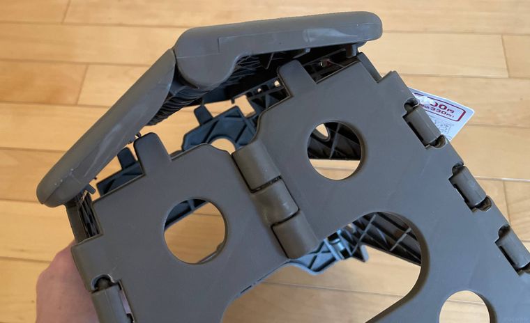 ダイソーの折りたたみイス