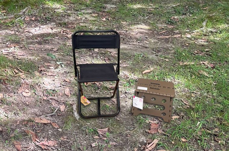 ダイソーの折りたたみ椅子2種類を並べた画像