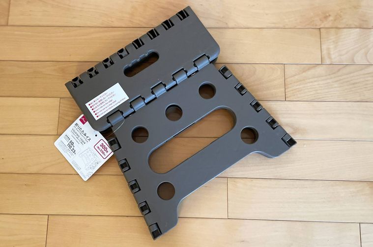 折りたたみイスをたたんだ状態