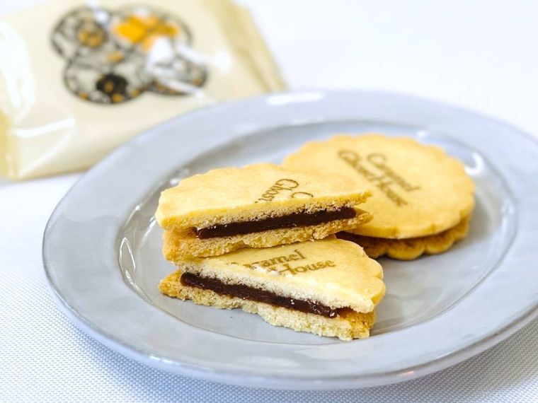 キャラメルゴーストハウスのキャラメルサンドクッキーを半分に割った様子