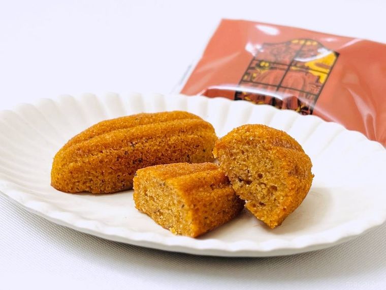 キャラメルゴーストハウスのキャラメルケーキを半分に割った様子