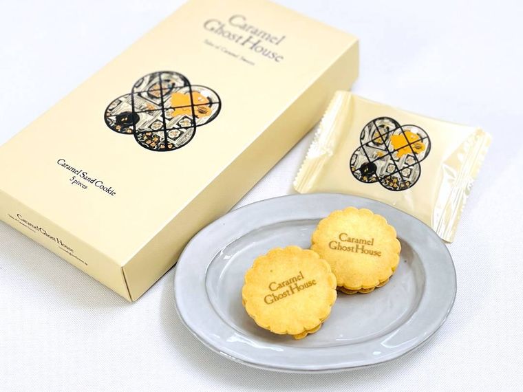 キャラメルゴーストハウスのキャラメルサンドクッキーを皿に出した様子