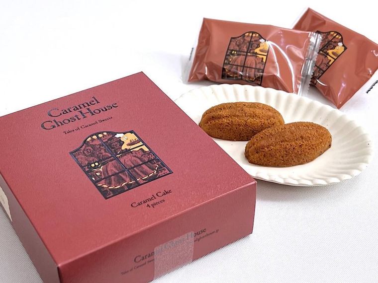 キャラメルゴーストハウスのキャラメルケーキを皿に出した様子