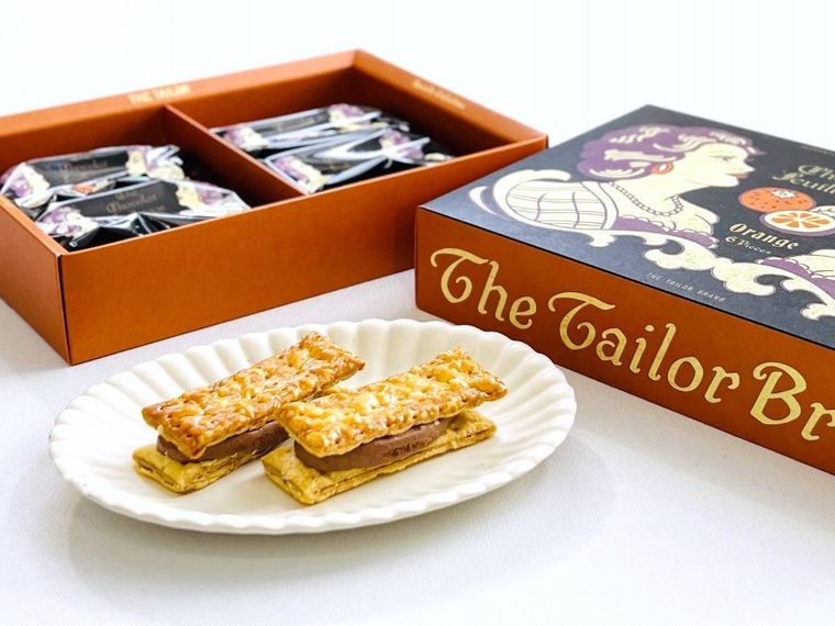 ザ・テイラーのザ・ショコラフィユタージュを開封した様子