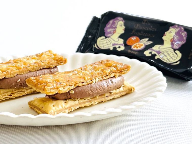 ザ・テイラーのザ・ショコラフィユタージュを皿に盛り付けた様子