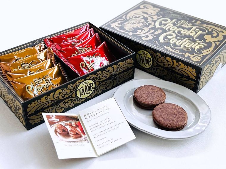 ザ・テイラーのザ・ショコラクチュールを開封した様子