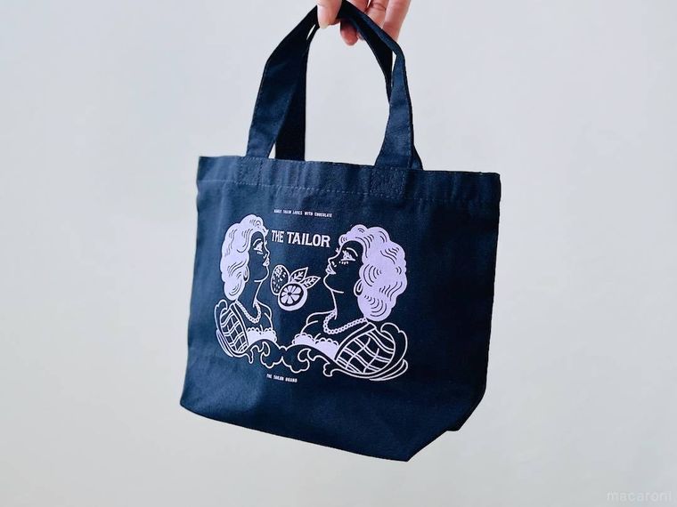 TTハッピーバッグ2026のTTランチトートバッグを手で持っている様子