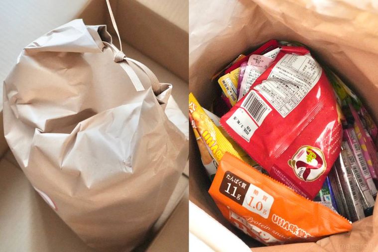 米袋に入った福袋の中身を開封する様子