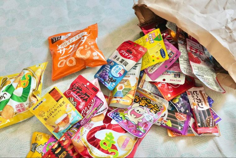 米袋に入った福袋の中身を開封する様子