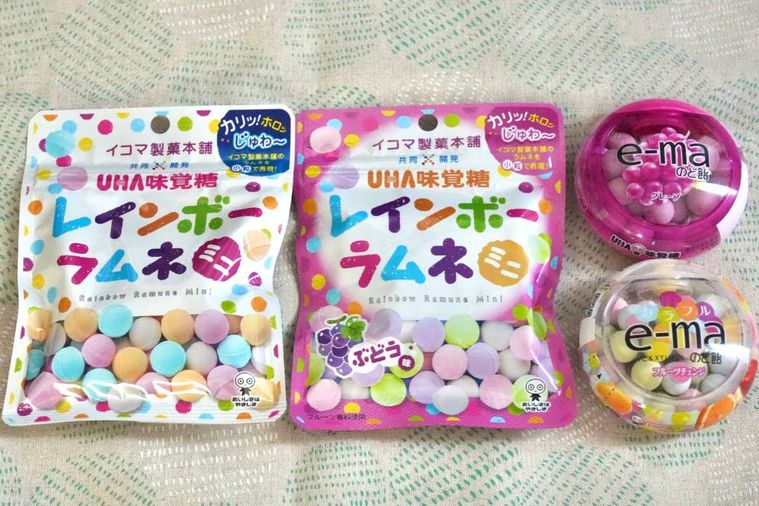 カラフルなレインボーラムネとイーマのど飴