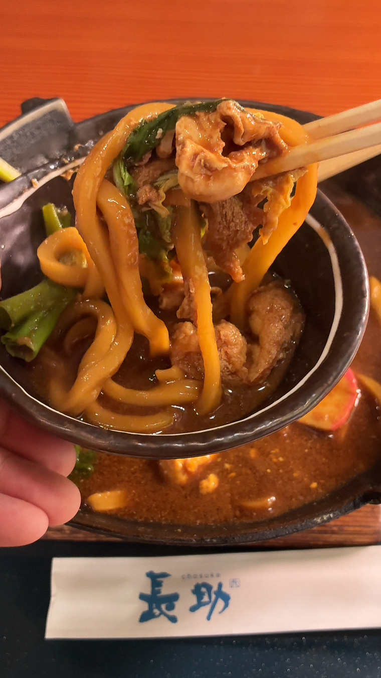 箸上げしている味噌煮込みうどん