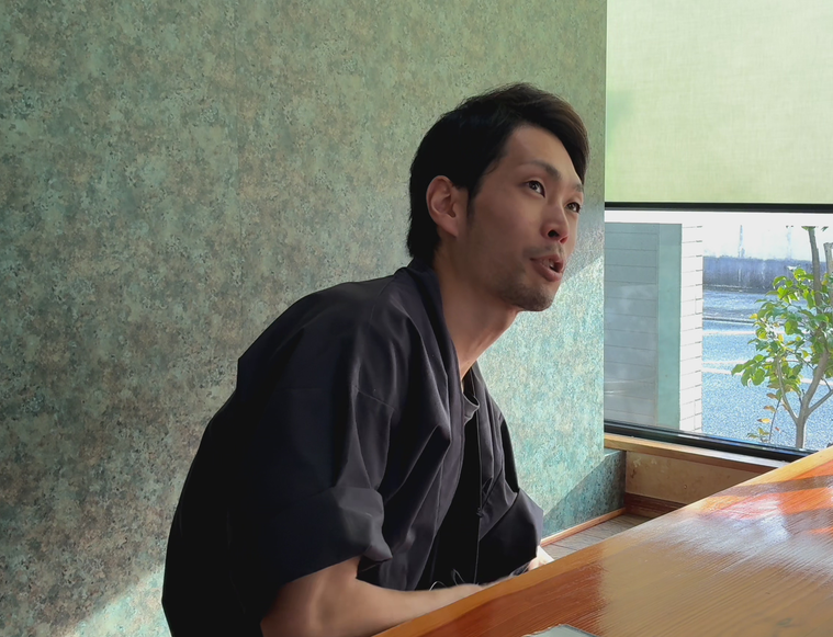 インタビューを受ける山本さん