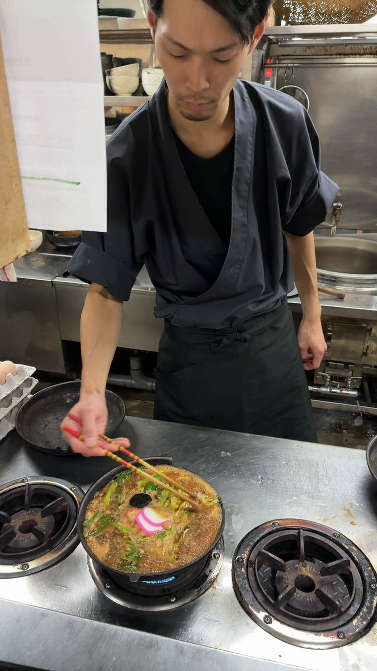 調理する山本さん