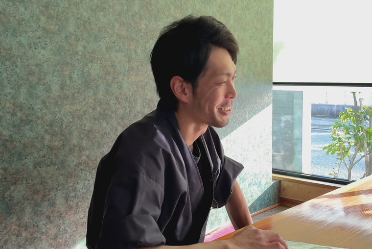 インタビューを受ける山本さん