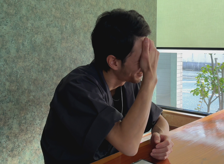 インタビューを受ける山本さん