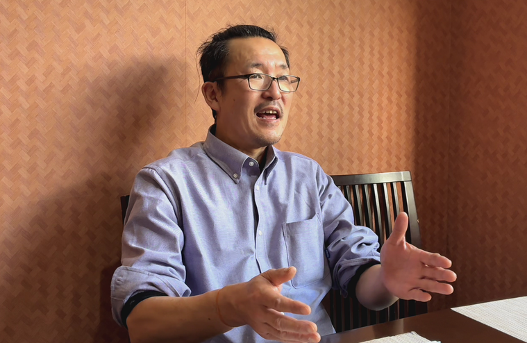 インタビューを受ける山本さん