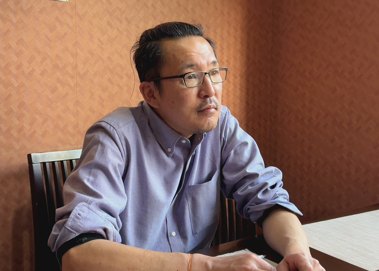 インタビューを受ける山本さん
