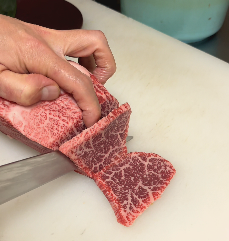 焼肉用の肉をカットしている