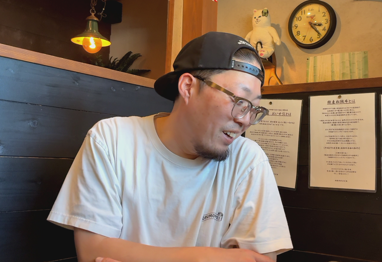 インタビューを受ける長島さん