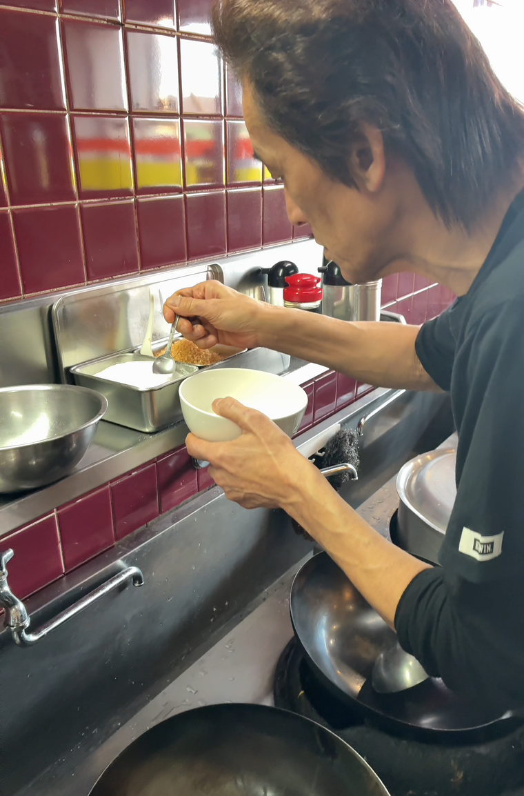 調味料を取り分ける濱井場さん