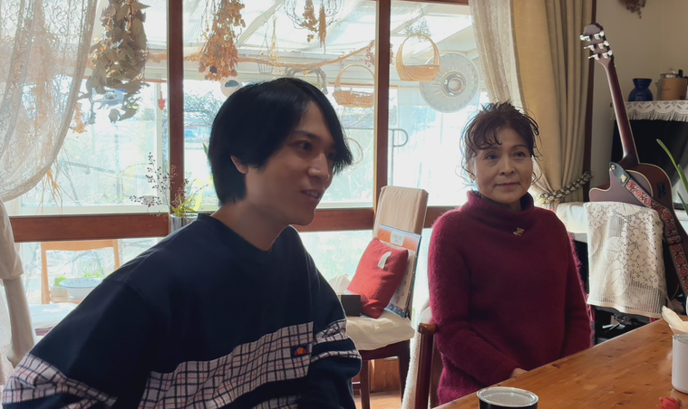 インタビューを受けるケンさん・フーミンさん母子