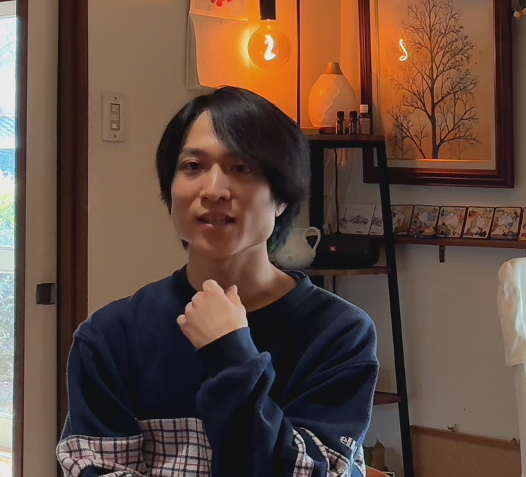 インタビューを受けるケンさん