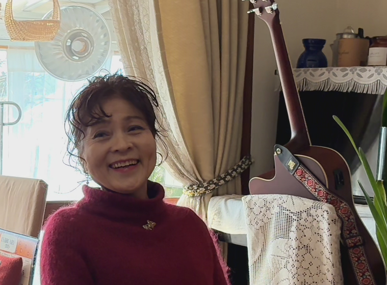 インタビューを受けるフーミンさん