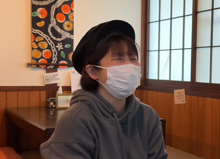 インタビューを受ける梓さん