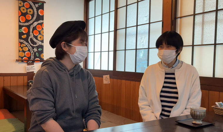 インタビューを受ける長岡里枝さんと梓さん
