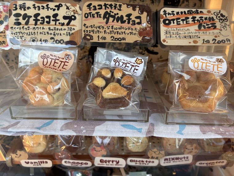 肉球のクッキーやねこの形をしたマドレーヌ